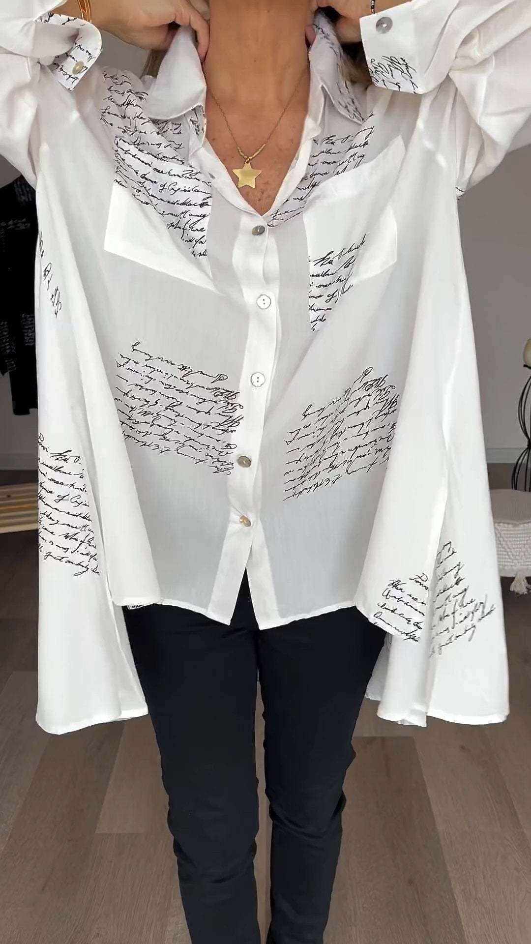 Camisa elegante com lapelas e estampa de letras