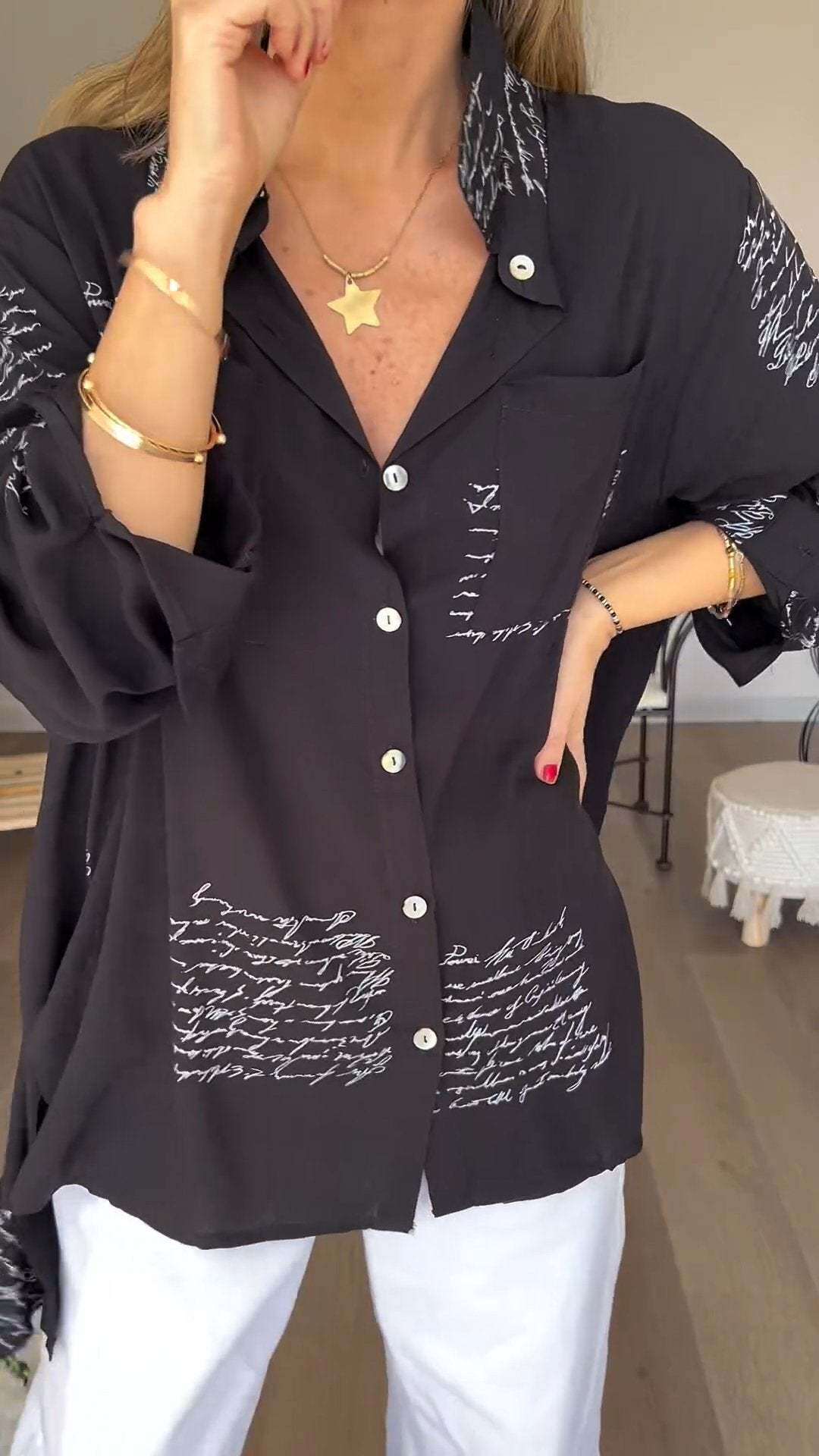 Camisa elegante com lapelas e estampa de letras