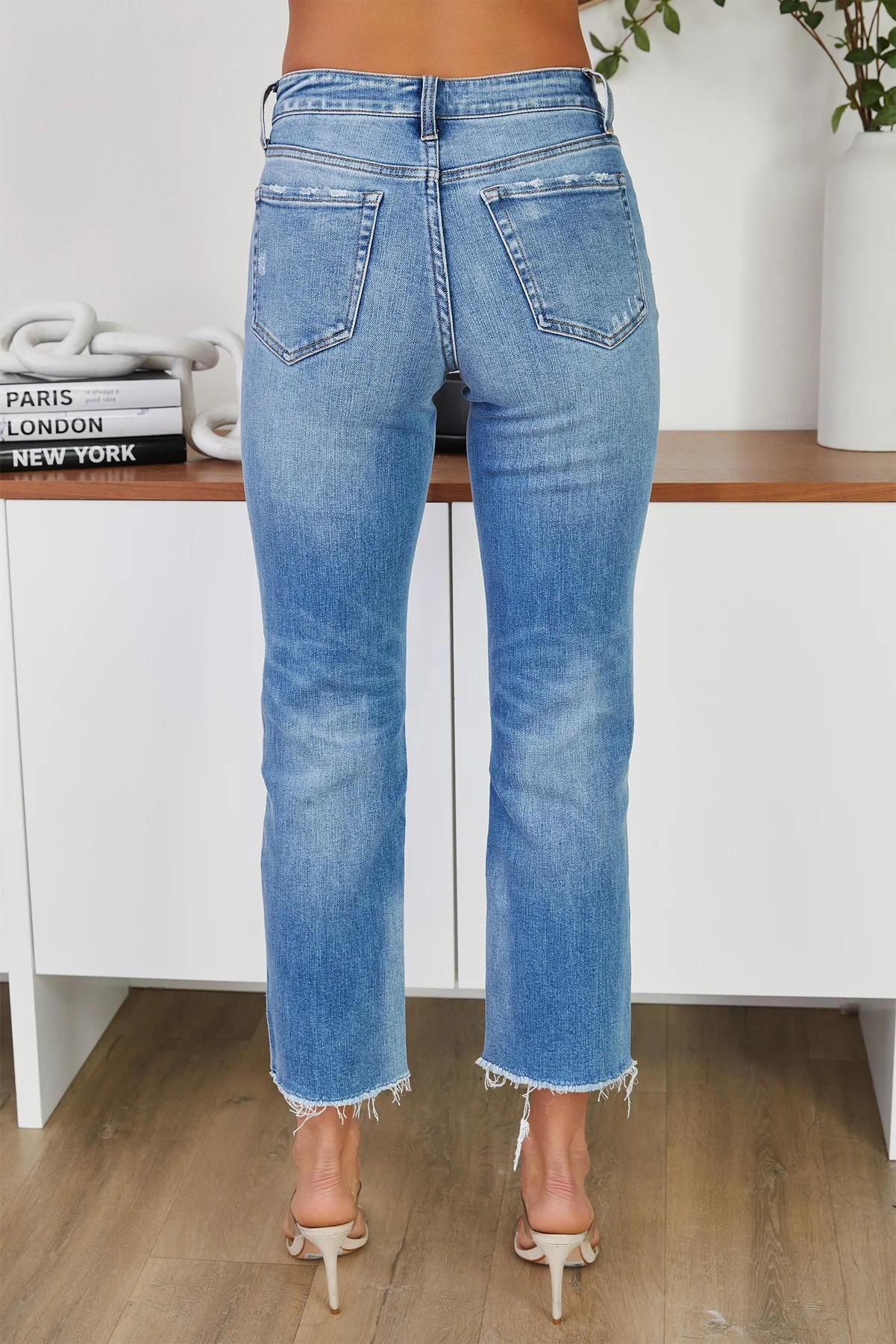 THE STATELY MID RISE CROP JEAN