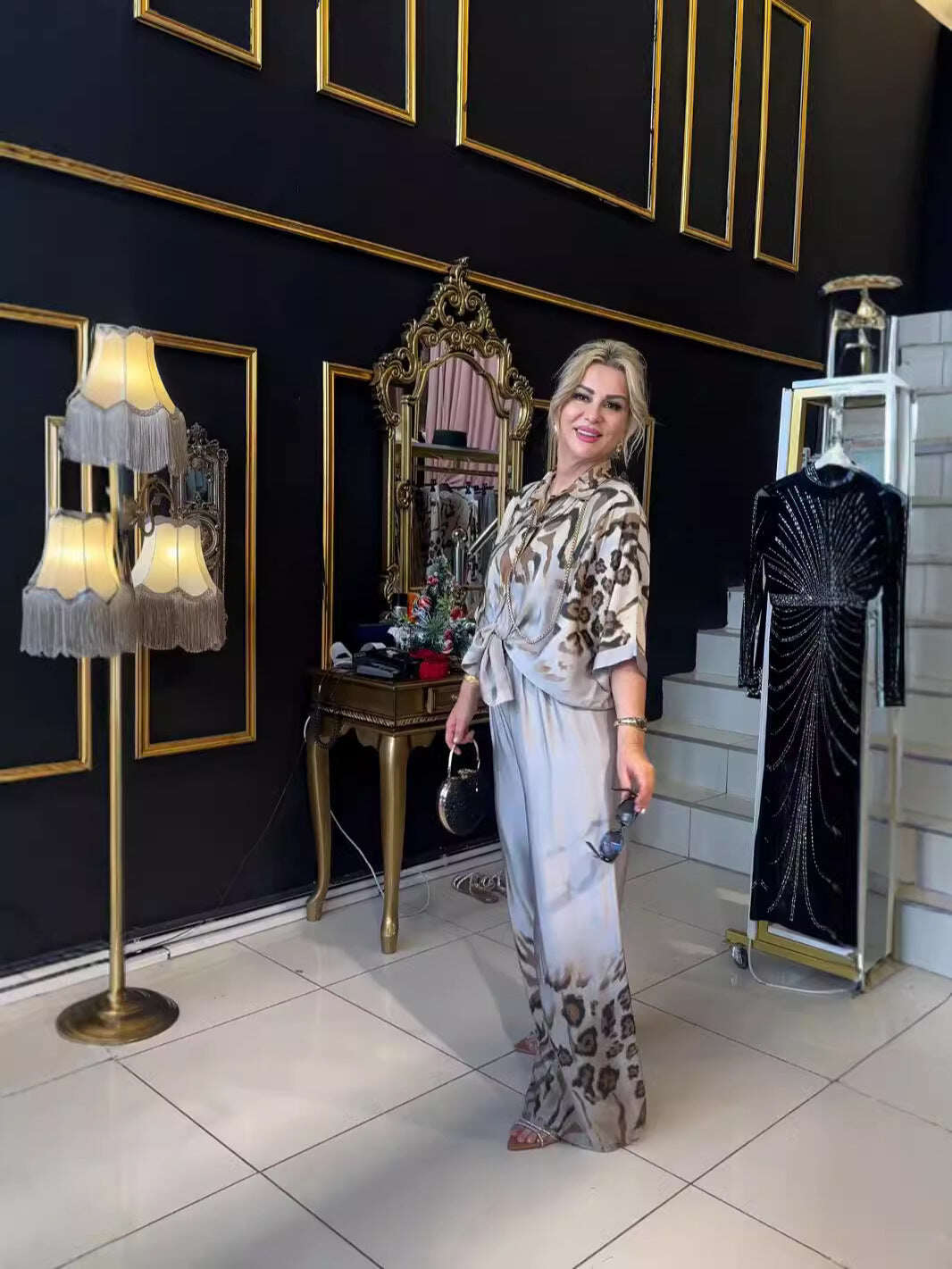 Vestido camiseiro em cetim com estampado de leopardo