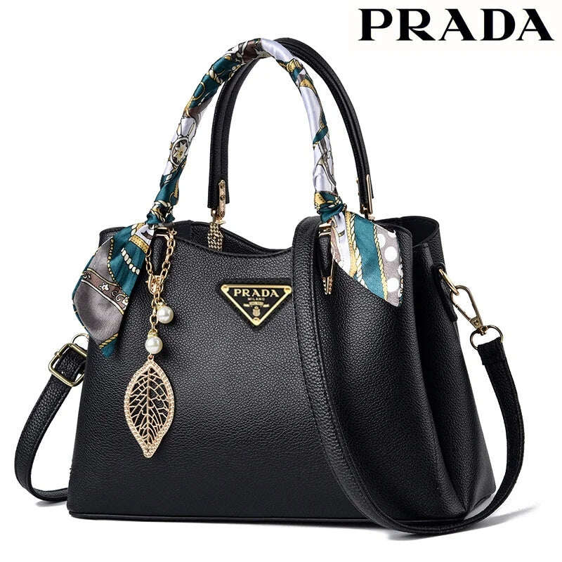 Νέα δερμάτινη τσάντα ώμου Prada 2023