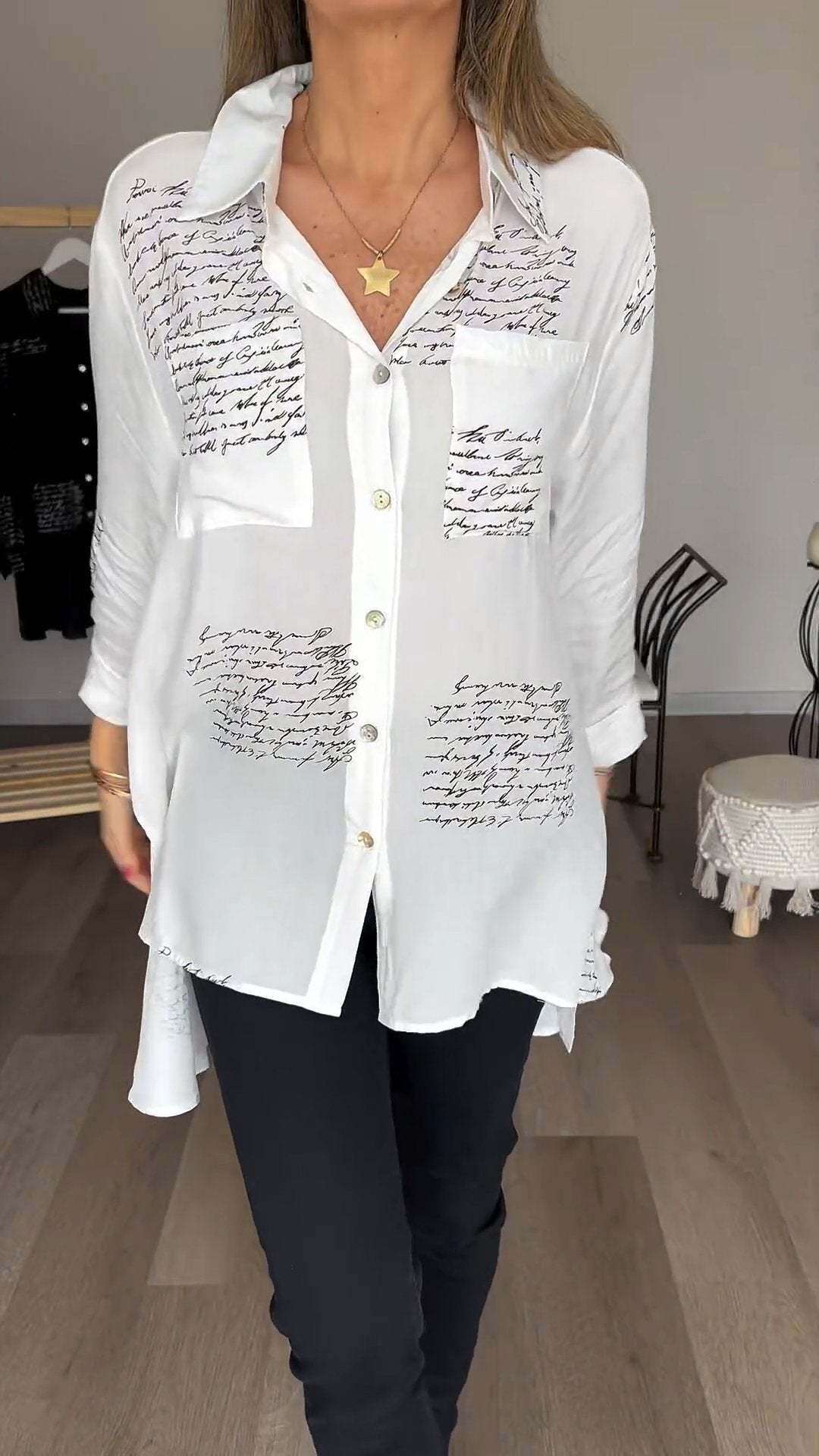 Camisa elegante com lapelas e estampa de letras