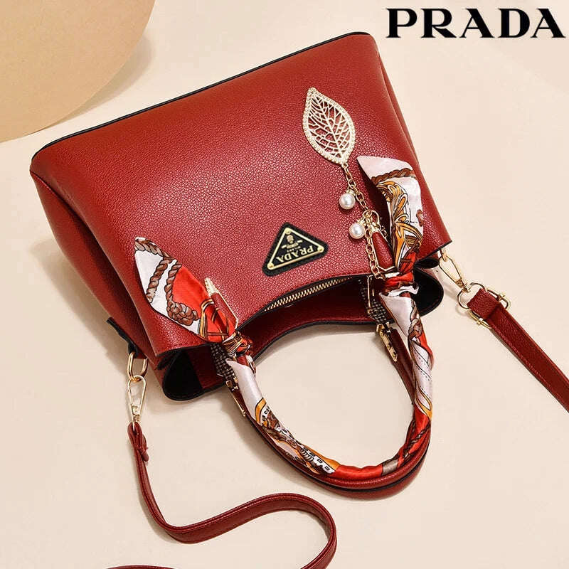 Νέα δερμάτινη τσάντα ώμου Prada 2023