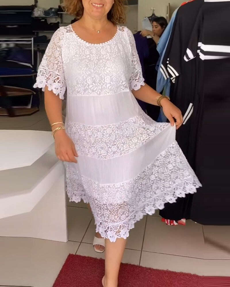 Vestido de renda com mangas curtas em cor sólida