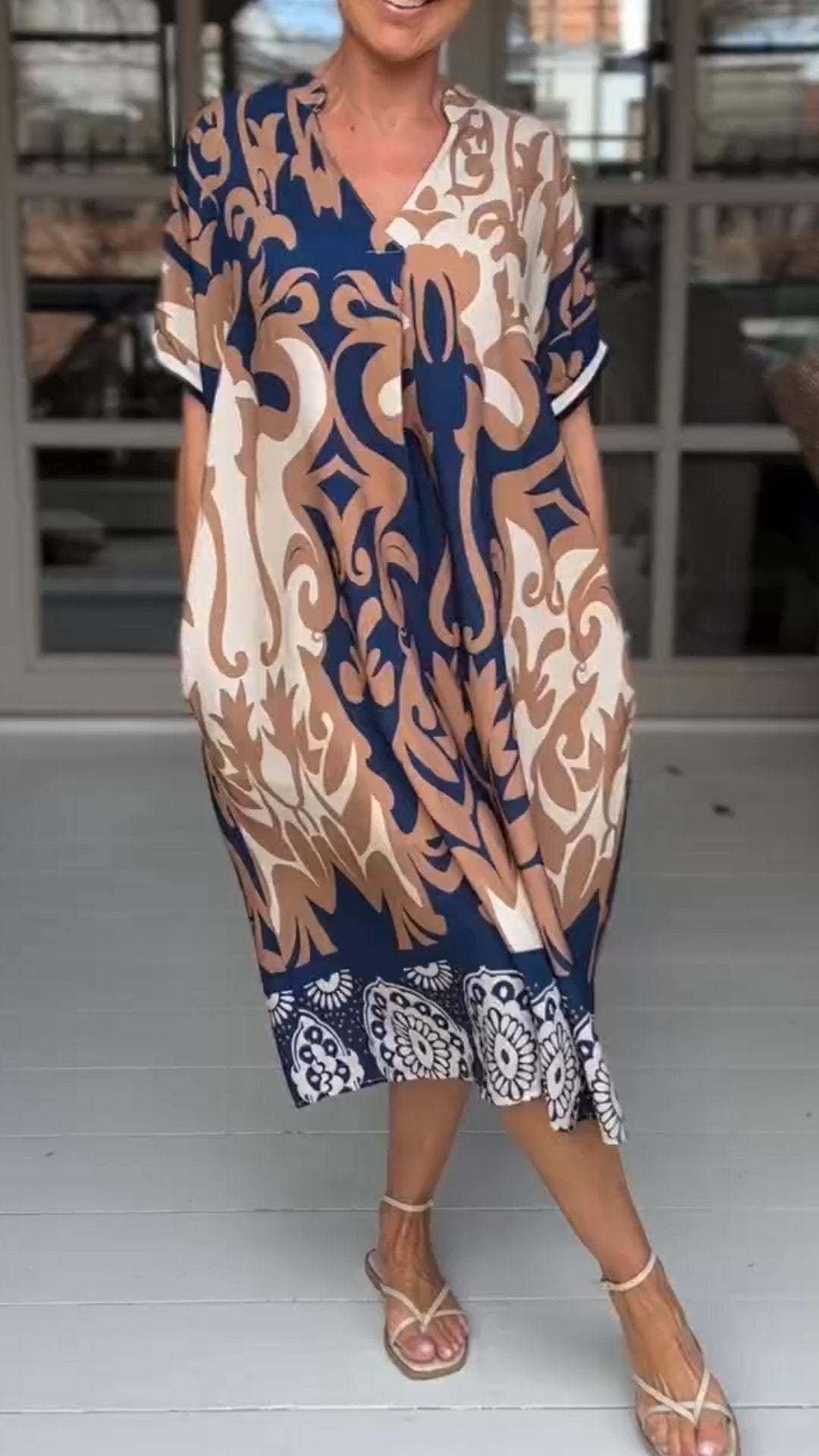 Vestido confortável com mangas curtas e decote em V