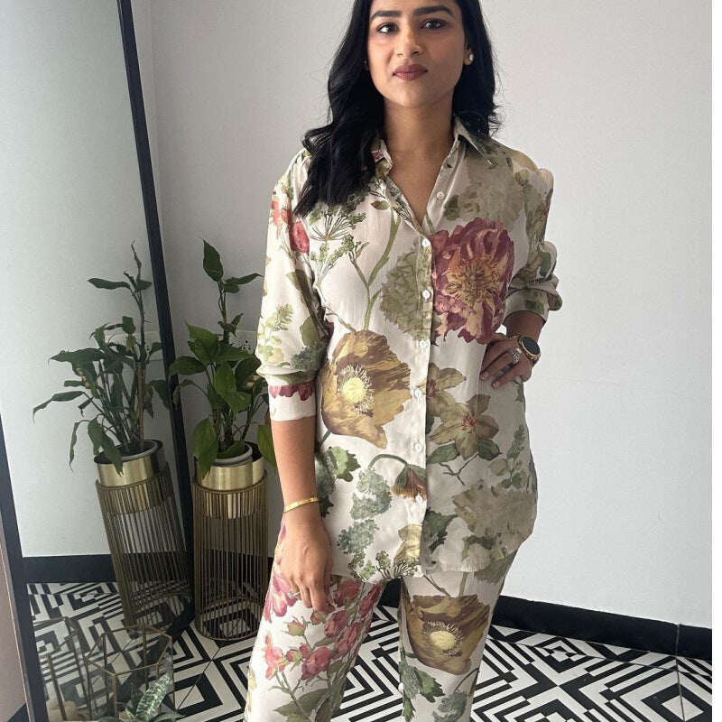 Camisa, calças curtas, fato de duas peças com estampado floral da moda