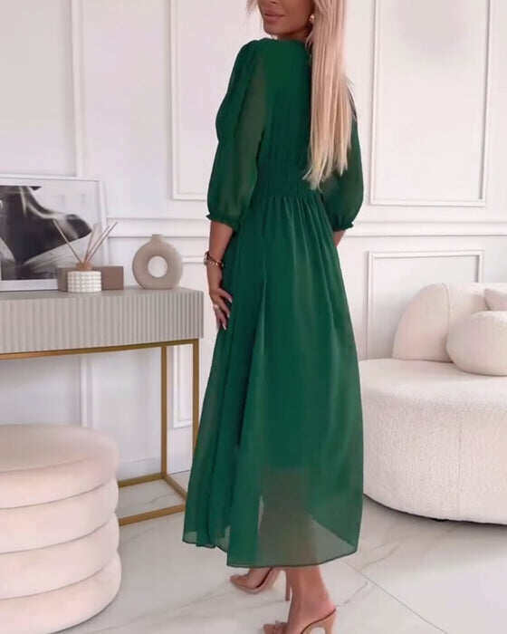 Vestido monocromático com decote em V