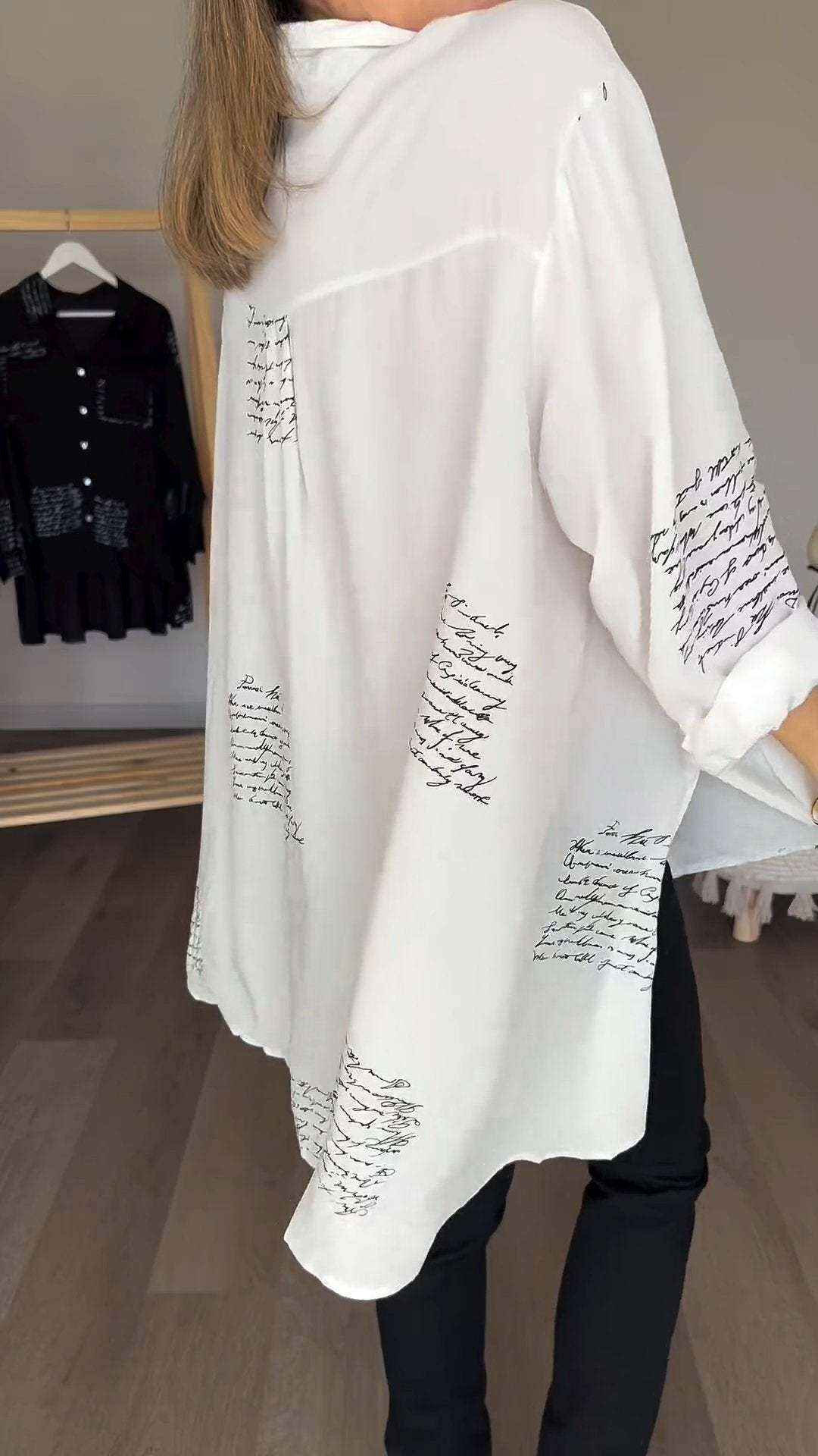 Camisa elegante com lapelas e estampa de letras