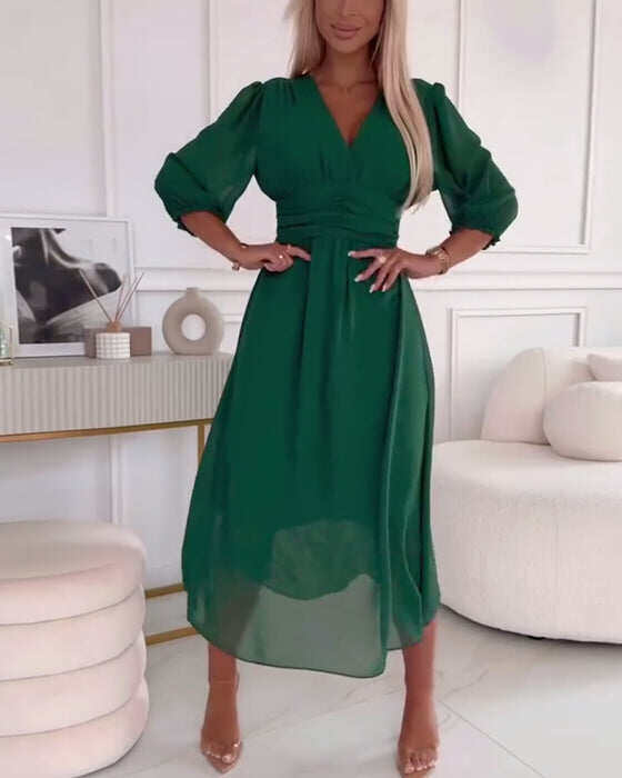 Vestido monocromático com decote em V