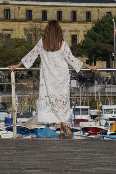 Vestido elegante de renda com decote em V para mulher