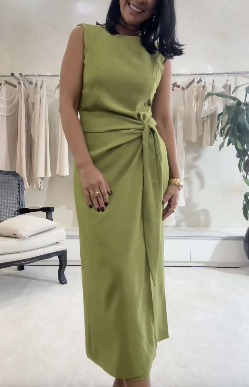 Vestido midi sem mangas com amarração