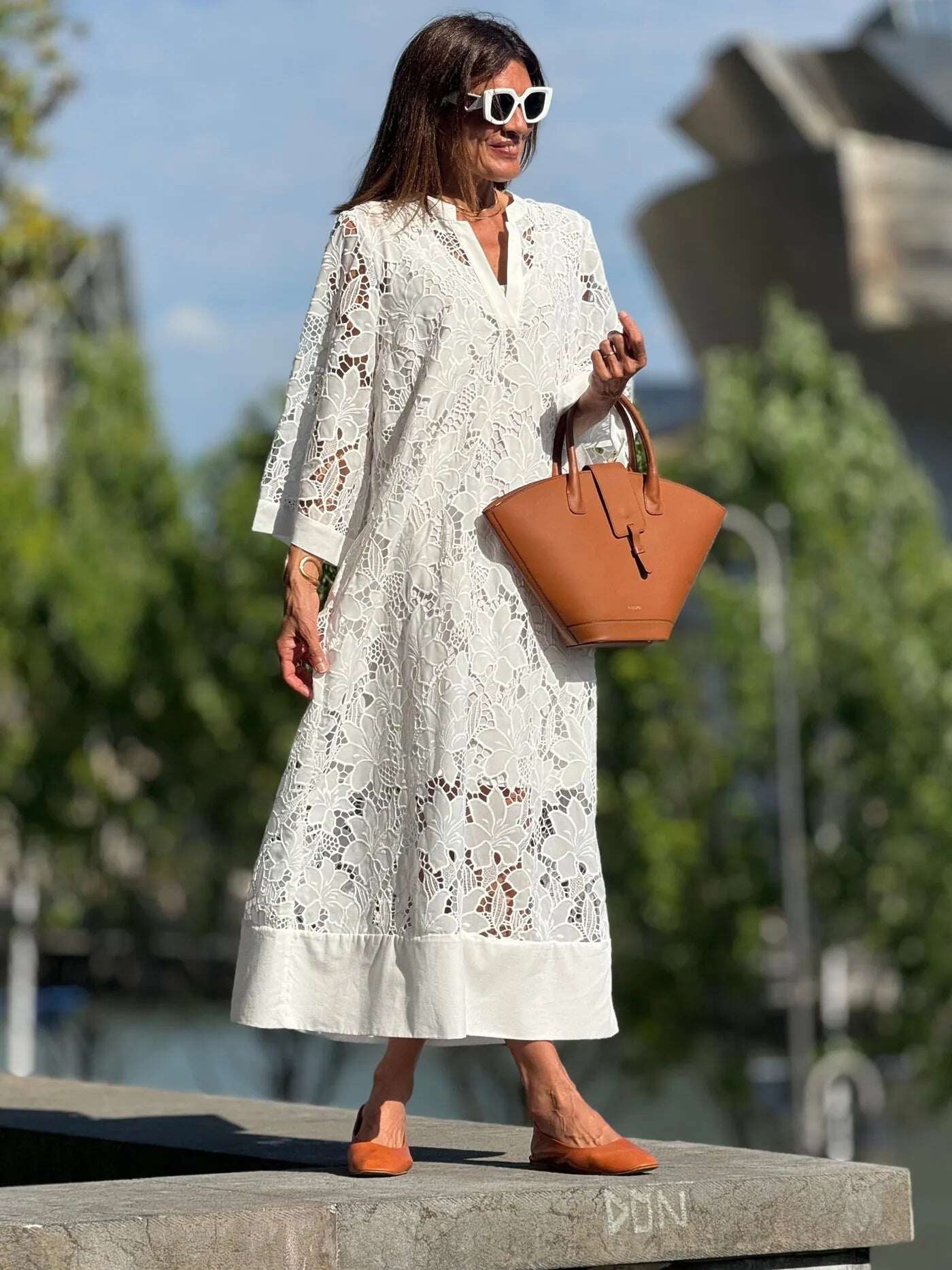 Vestido elegante de renda com decote em V para mulher