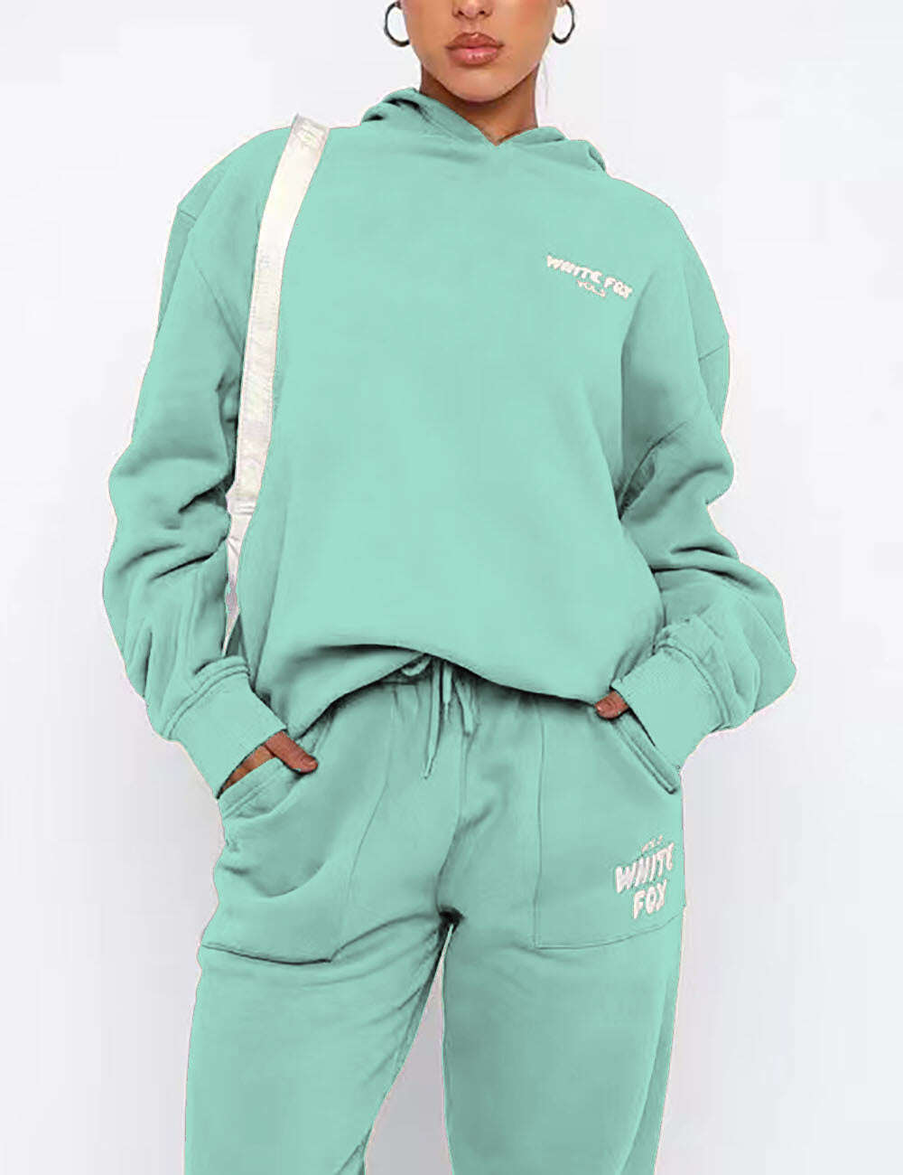 Um novo conjunto de duas peças de sweatshirt desportiva com capuz