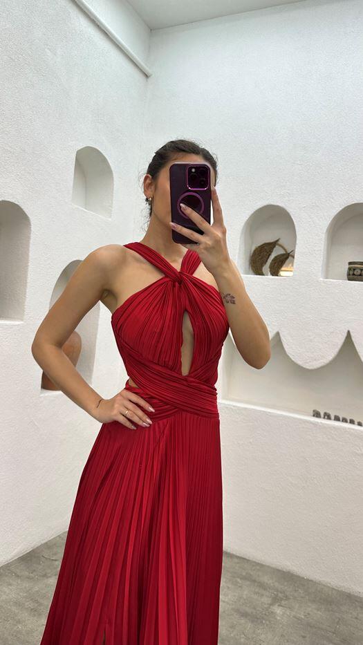 Novo vestido plissado com decote halter