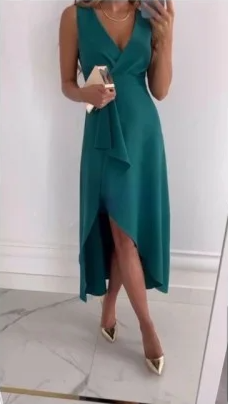 Vestido midi com racha e decote em V